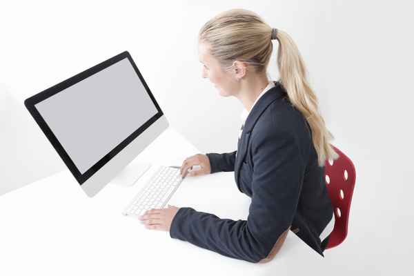 Computer Arbeitsplatz mit leerem Monitor