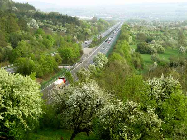 Autobahn im Frühlingsland
