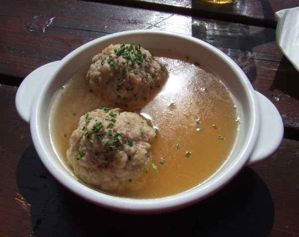 Skipause mit Knödelsuppe