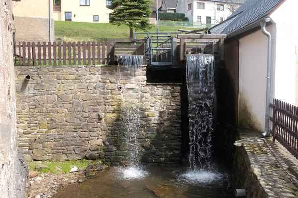 Wasserspiel am Wasserrad