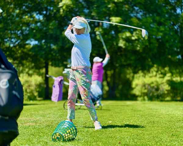 Seniorin auf der Driving Range