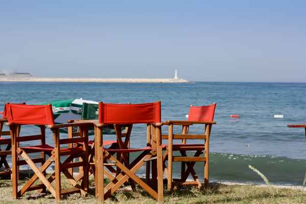 Rote Sitzgruppe am Strand