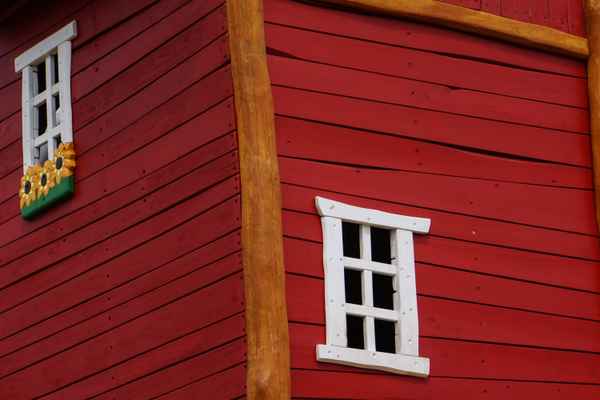 Holzhaus / Kinderspielplatz